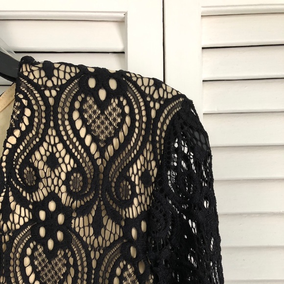 ❌[SOLD]❌ NEVER BEEN WORN- deep lace v-neck - Picture 4 of 4